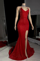 Elegante vestido de fiesta de sirena con tirantes cruzados y abertura frontal